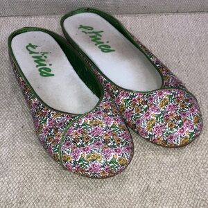 Etnies Women's Floral slides / Slippers - Green and Pink floral cozy footbeds